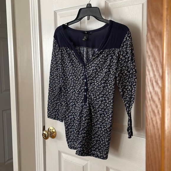 Adorable navy floral H&M top, medium, excellent preowned condition - Picture 8 of 12